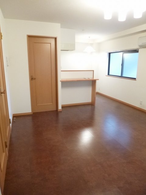 異なるフロアの室内写真です