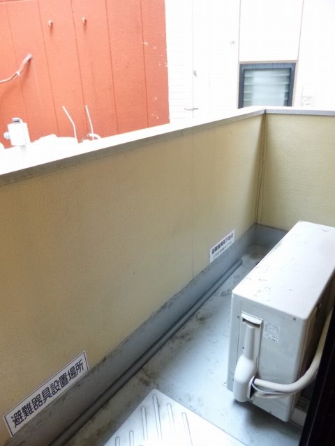 異なるフロアの室内写真です