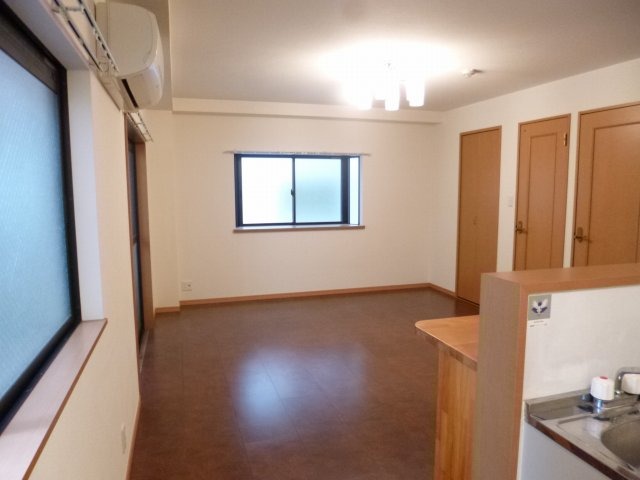 異なるフロアの室内写真です