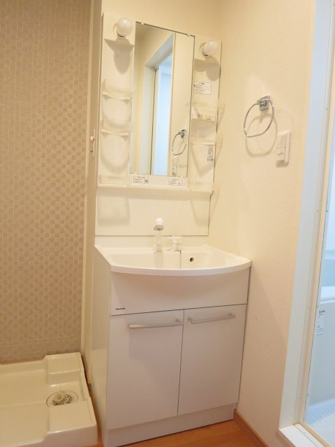 反転した間取りの室内写真