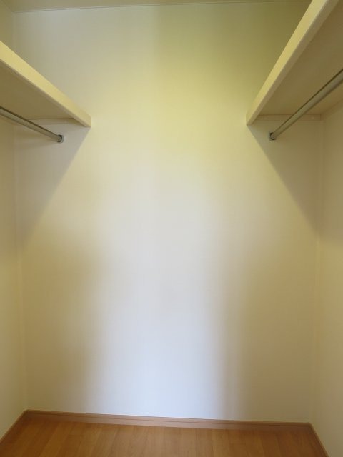 反転した間取りの室内写真