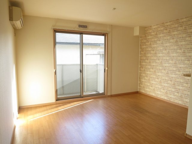 反転した間取りの室内写真