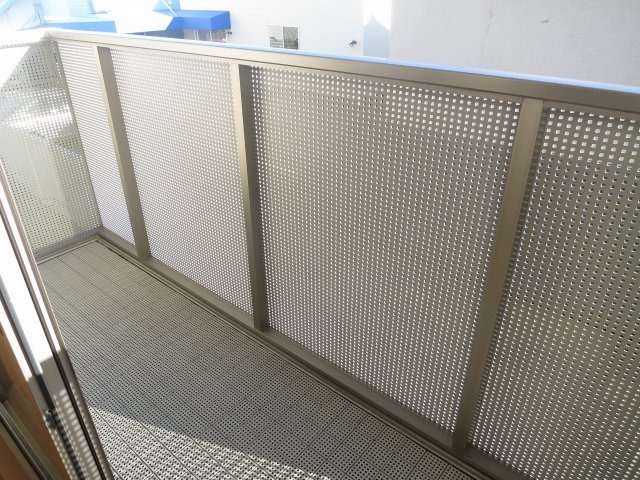 反転した間取りの室内写真