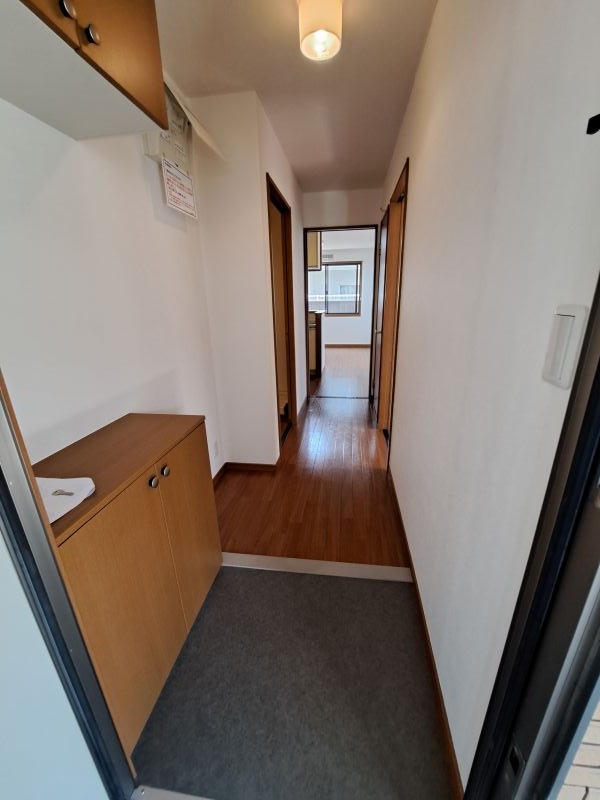 反転した間取りの室内写真です