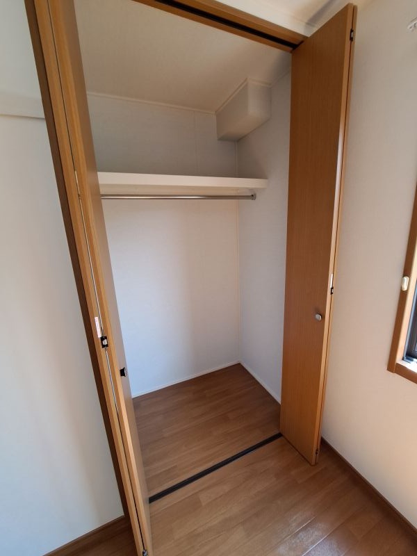 反転した間取りの室内写真です