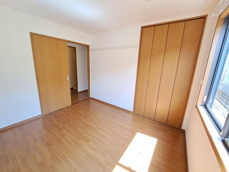 反転した間取りの室内写真です