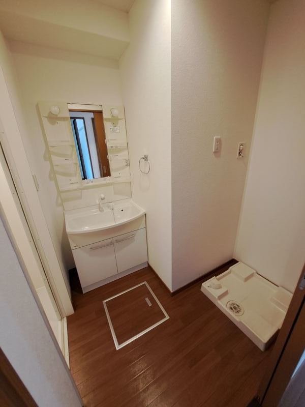 反転した間取りの室内写真です