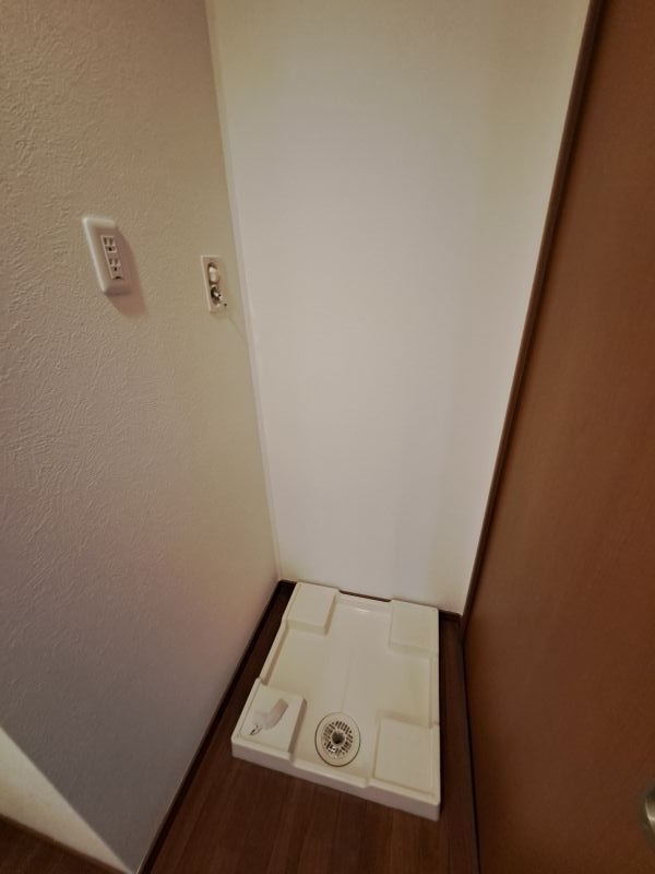 反転した間取りの室内写真です