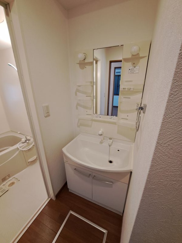 反転した間取りの室内写真です