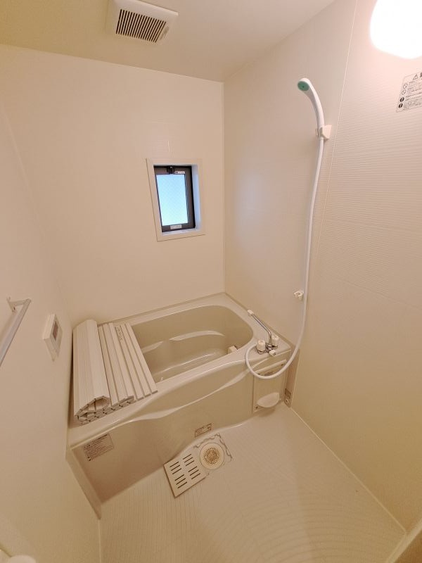 反転した間取りの室内写真です