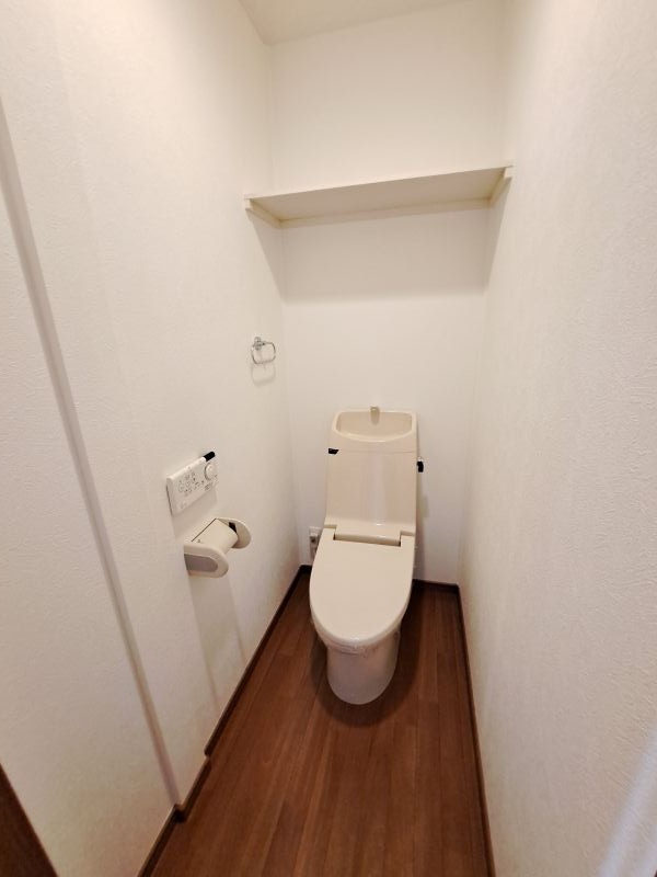 反転した間取りの室内写真です