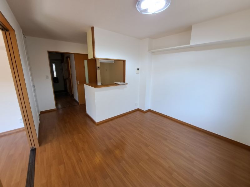 反転した間取りの室内写真です