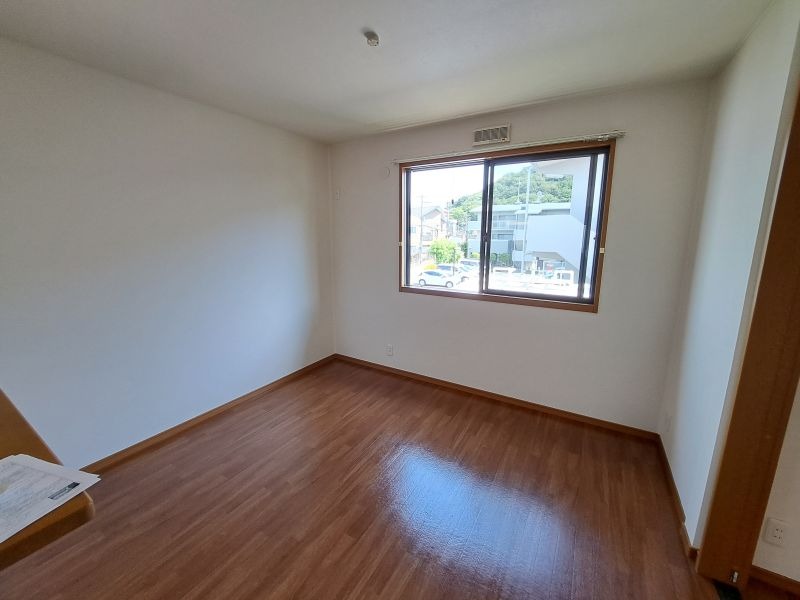 反転した間取りの室内写真です