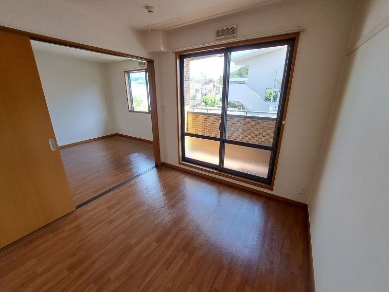 反転した間取りの室内写真です