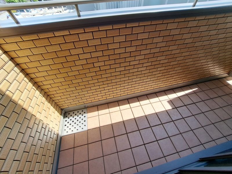 反転した間取りの室内写真です