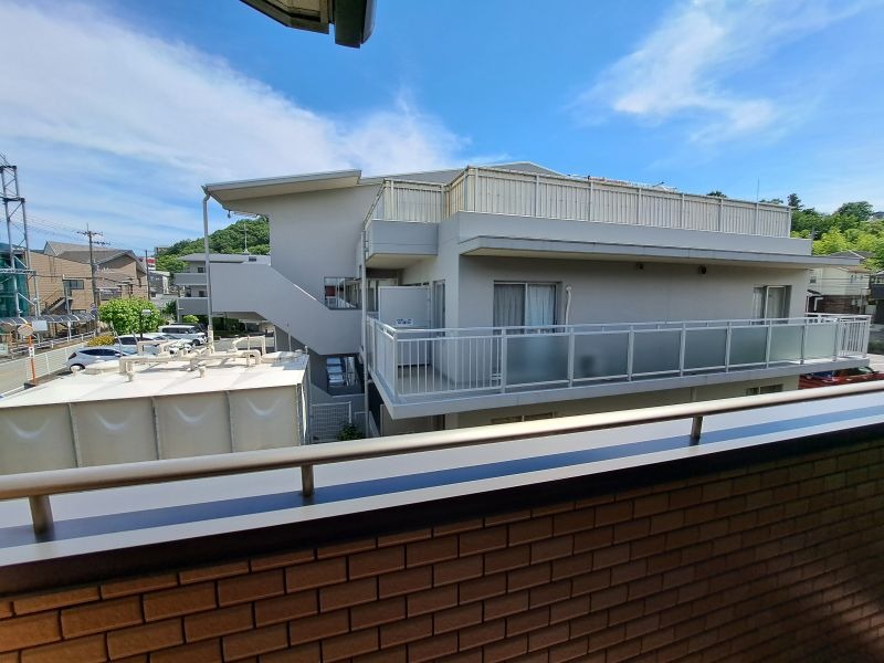 反転した間取りの室内写真です