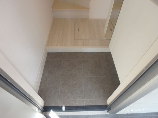 反転した間取りの部屋の室内写真です