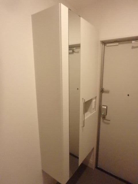反転した間取りの部屋の室内写真です