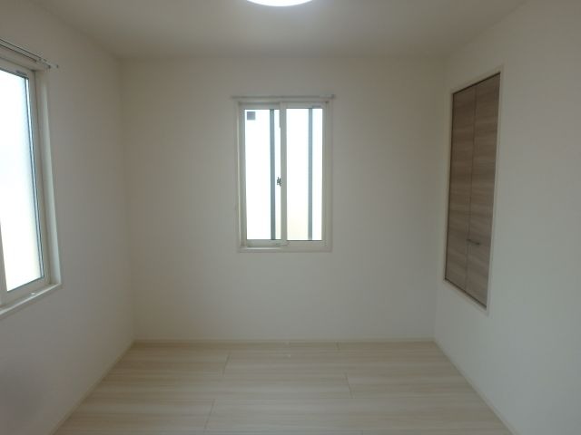 反転した間取りの部屋の室内写真です