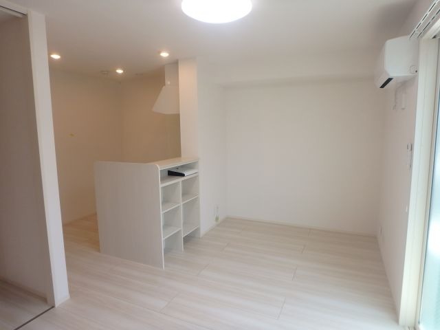 反転した間取りの部屋の室内写真です