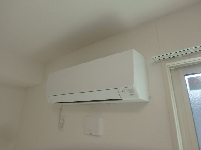 反転した間取りの部屋の室内写真です
