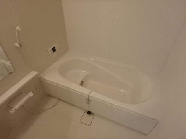 反転した間取りの部屋の室内写真です
