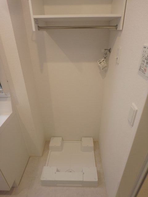 反転した間取りの部屋の室内写真です
