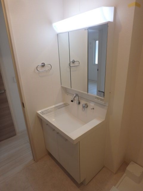 反転した間取りの部屋の室内写真です