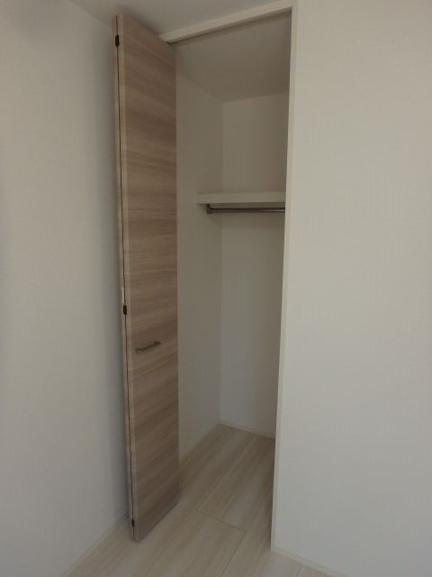 反転した間取りの部屋の室内写真です
