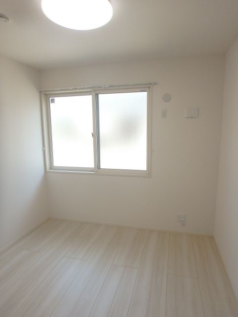 反転した間取りの部屋の室内写真です