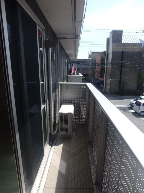 反転した間取りの部屋の室内写真です