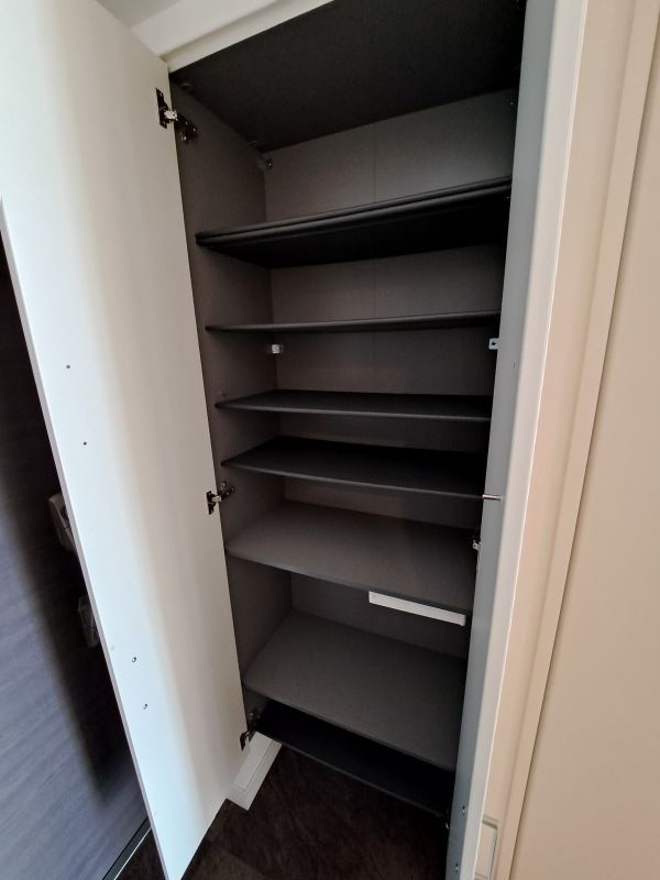 反転した間取りの室内写真