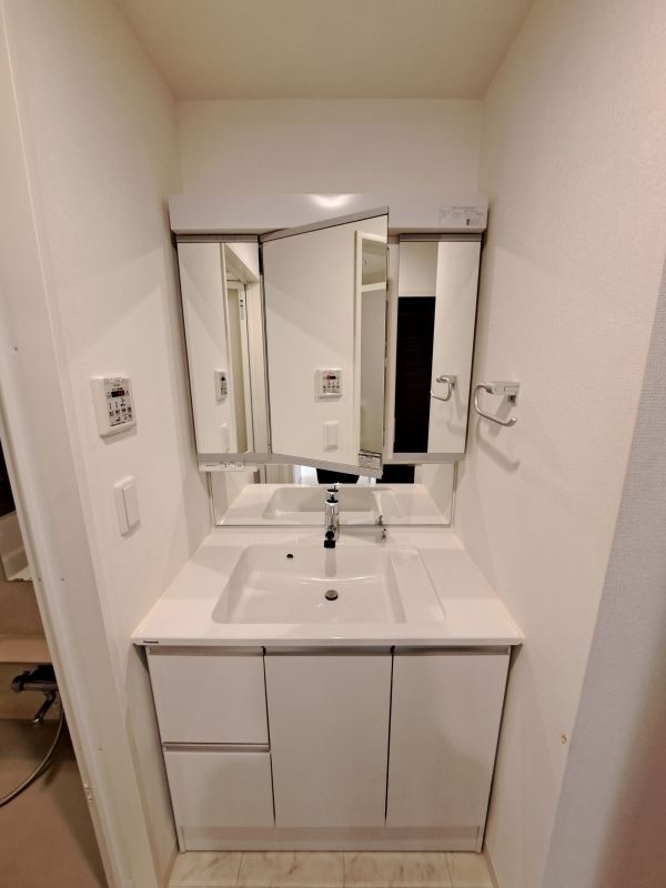 反転した間取りの室内写真