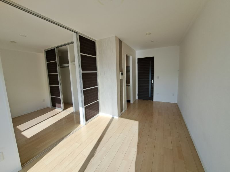 反転した間取りの室内写真