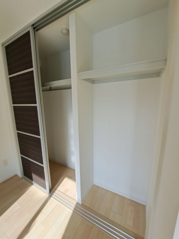 反転した間取りの室内写真