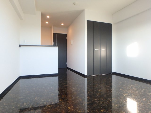 異なるフロアの室内写真です