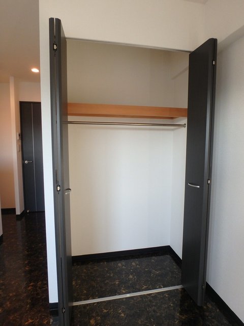 異なるフロアの室内写真です