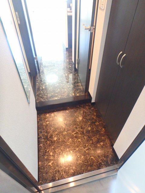 異なるフロアの室内写真です