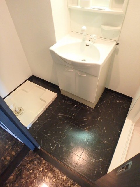 異なるフロアの室内写真です