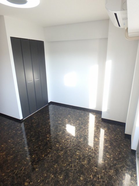 異なるフロアの室内写真です