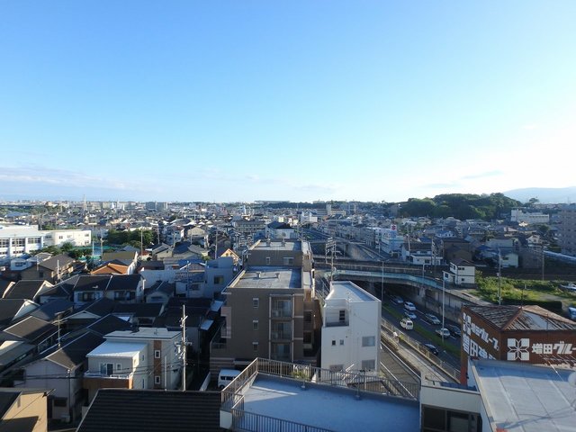 異なるフロアの室内写真です