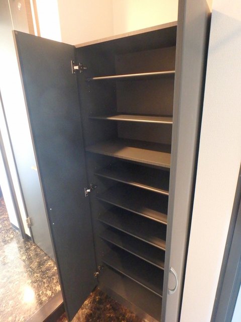 異なるフロアの室内写真です