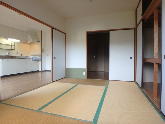 異なる号室の室内写真