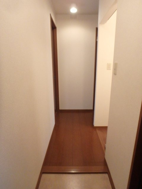 反転した間取りの室内写真です