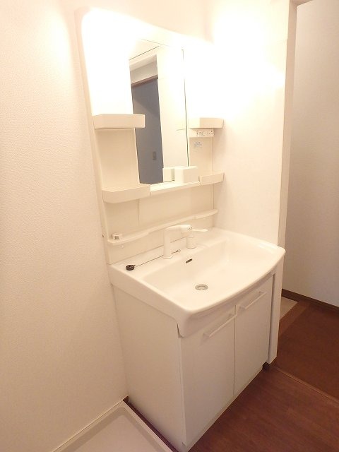 反転した間取りの室内写真です