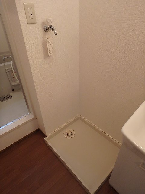 反転した間取りの室内写真です