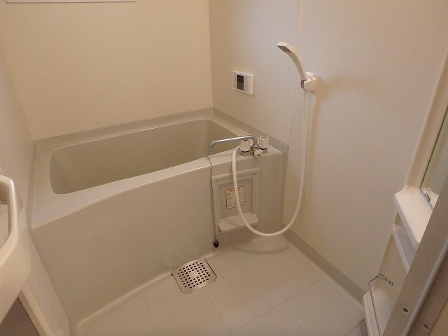 反転した間取りの室内写真です