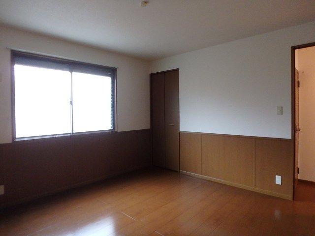 反転した間取りの室内写真です
