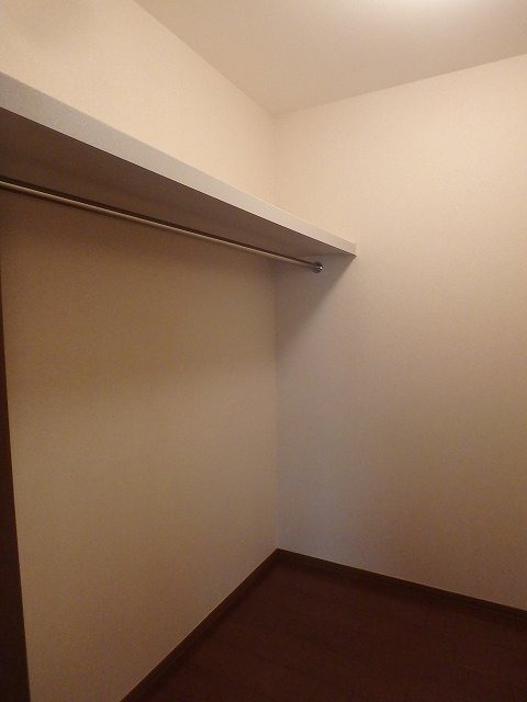 反転した間取りの室内写真です