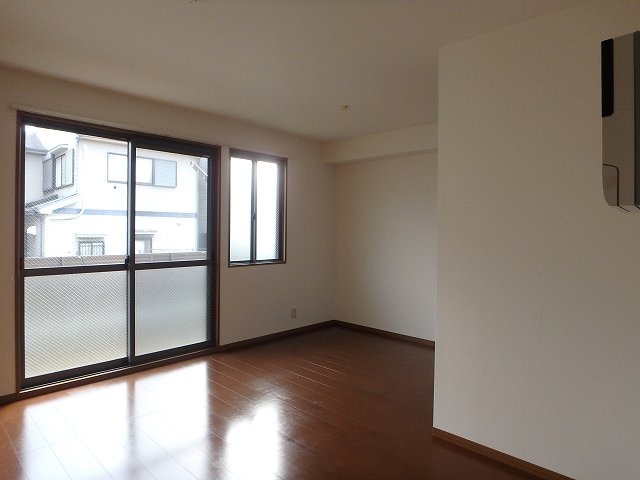 反転した間取りの室内写真です